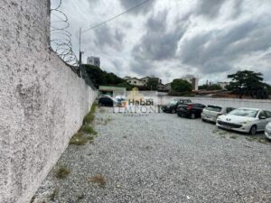 com a possibilidade de desfrutar de um generoso jardim