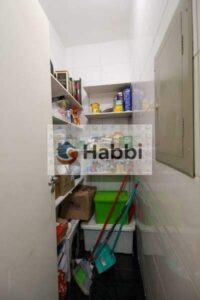 oferece um espaço elegante para refeições memoráveis.  A cozinha