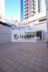 O apartamento dispõe de quatro quartos