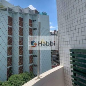 proporcionando um ambiente sofisticado e aconchegante. A ampla sala para dois ambientes