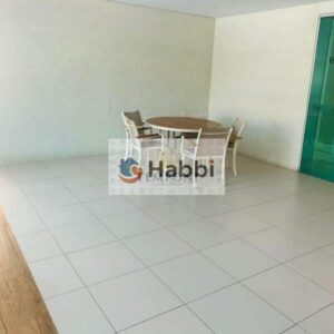completa a praticidade deste imóvel.  Duas vagas de garagem em linha