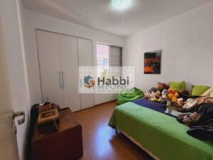 e 2 vagas de garagem livres.  A ampla sala para dois ambientes