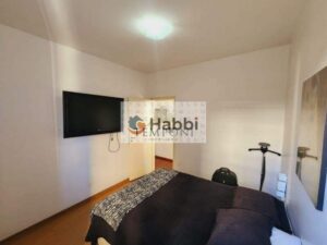 integra-se perfeitamente à sala de jantar com piso em mármore