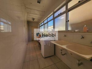 com armários embutidos e piso laminado