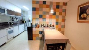 o apartamento possui um lavabo com piso em cerâmica