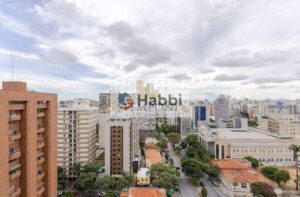 ✔ Quatro quartos com piso laminado