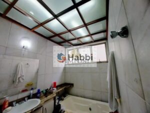 Imagine-se vivendo em um amplo apartamento com uma sala de estar e jantar iluminada e arejada