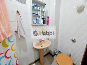 perfeita para receber amigos e familiares. A varanda integrada proporciona um espaço extra para relaxar e apreciar a vista. A cozinha