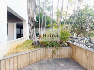 com closet e um banheiro elegante
