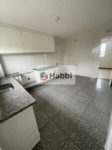 agregando elegância e praticidade ao ambiente. Os banheiros das suítes e o banheiro social possuem bancadas em granito