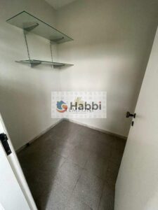 a varanda e a cozinha com armários planejados e bancadas em granito garantem praticidade e funcionalidade no dia a dia. A despensa e a área de serviço com DCE completam as comodidades deste imóvel excepcional.