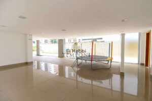 com piso laminado de madeira e armários planejados