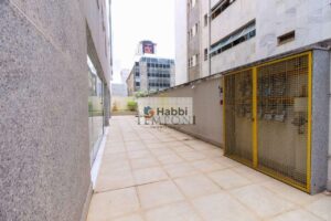 garantem conforto e organização para toda a família.  Duas suítes privativas adicionam um toque de luxo e privacidade ao imóvel. O banheiro social