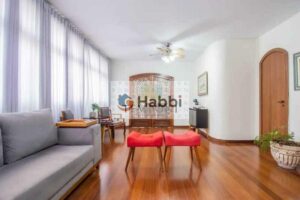 ambos com piso em granito e box blindex no banheiro social