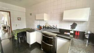 é um convite para os amantes da culinária. Equipada com bancadas em granito
