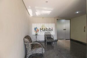 o imóvel conta com uma varanda espaçosa