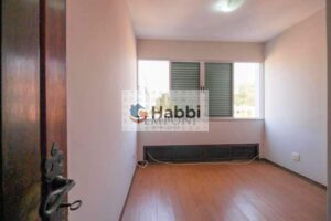Imagine-se desfrutando de momentos inesquecíveis na ampla sala de estar com piso em tábua corrida