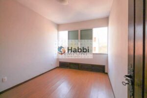oferecendo uma vista deslumbrante e banhada pelo sol da manhã e da tarde.  A sala de jantar