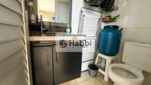 enquanto os demais cômodos são perfeitos para momentos de convívio e lazer.  A ampla sala de estar é ideal para receber amigos e familiares