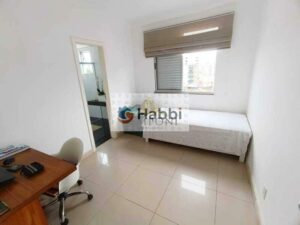 ideal para acomodar toda a família com privacidade e conforto.  A sala espaçosa para dois ambientes
