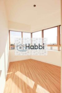 Apartamento com aproximadamente  75m²  01 Sala;   1 Banho social com box e bancadas em granito;   2 quartos sendo 1 suíte;   Cozinha com armários e bancada;   Área de serviço;   Piscina com borda infinita;   Área gourmet;   Playground;   Portaria no condomínio 24h   1 vaga livre e coberta;   Sol da tarde;   Valores sujeitos à alteração sem aviso prévio!