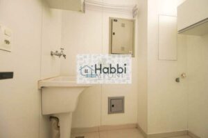 com piso em porcelanato.   • 02 Quartos com armários planejados: Quartos com piso em porcelanato; Sendo uma suíte com varanda