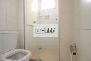 armário e com piso em porcelanato.   •  Área de Serviço: Comodidade com uma área de serviço com espaço adequado para máquina de lavar e outros equipamentos