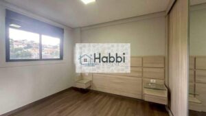 bancadas e piso em granito. O teto rebaixado em gesso mantém o ambiente moderno e funcional.  -Área de Serviço e Banheiro de Empregada: A área de serviço é prática e bem acabada