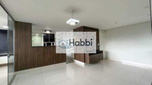 proporcionando um ambiente elegante e bem iluminado. A varanda oferece uma vista permanente e impressionante.  -Suíte: Quarto da suíte com piso em porcelanato
