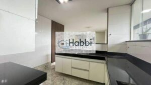 oferecendo um toque moderno ao espaço.  -Banheiro Social: O banheiro conta com piso e bancada em granito