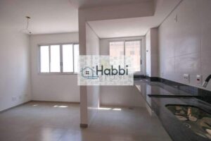 proporcionando um ambiente agradável e acolhedor.   • Cozinha prática com bancadas em granito e piso em porcelanato