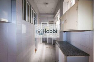 1 cozinha planejada com armários e piso em cerâmica