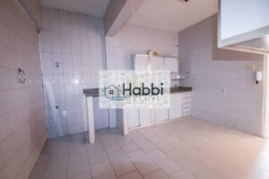1 banheiro social com box em acrílico e armários