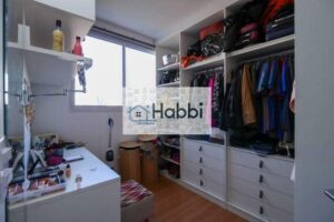 oferecendo funcionalidade e durabilidade.   • 03 Quartos: 01 Suíte com piso em vinílico de madeira e banheiro com piso em cerâmica