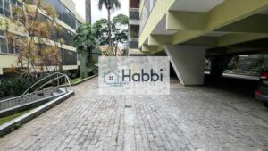 sem elevador; oferecemos um amplo apartamento de 130m²