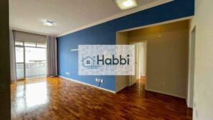 sendo 01 suíte. Todos com o piso em madeira. Suíte com armários e piso em porcelanato; Ar condicionado na suíte;   O1 banheiros social com armários e piso em laminado