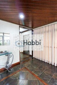 bancada em mármore e box blindex;   01 banho social com armário planejado