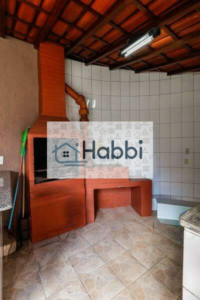 bancadas em mármore e box blindex;   01 cozinha ampla com armários planejados