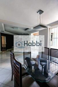 piso e bancada em granito;   01 área de serviço com armário e piso em granito;   01 DCE com armário.   02 vagas de garagem cobertas em linha;