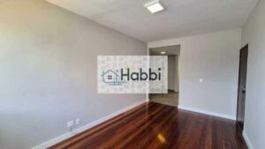 proporcionando um ambiente aconchegante.   • Cozinha planejada com armários e piso em porcelanato