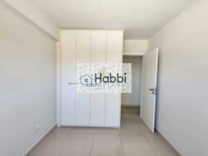 82m². O apartamento possui uma sala ampla para dois ambientes com varanda incorporada