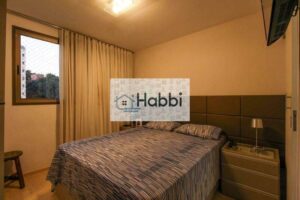 sendo uma suíte com box blindex e armários planejados;   01 Banho social com armários planejados e box blindex;   01 Cozinha com armários planejados com piso e bancada em granito;   Área de serviço com armário planejado.   CONDOMÍNIO:   Interfone;   Portão eletrônico;   Elevador;   Cerca elétrica;   Segurança 24h;   Alarme;   Jardim;   02 Vagas em linhas e cobertas.   Sol da manhã   Valores sujeitos à alteração sem aviso prévio!