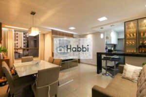 Apartamento com aproximadamente 75m²;   01 Sala ampla para dois ambientes com piso em porcelanato;   03 Quartos com armários planejados e piso laminado