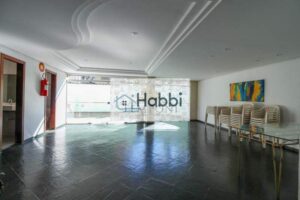 sendo 1 suíte com box blindex e armários.  Acabamento: Piso em laminado de madeira nos quartos e sala