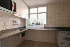 cozinha com piso e bancadas em granito