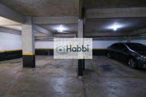 banheiros com piso em mármore e bancadas em granito.  2 vagas livres e cobertas.  Descrição do condomínio: Condomínio com salão de festas