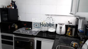 espelho; piso em  mármore branca;    Área de Serviço;    Ar condicionado;    02 vaga de garagem paralela e coberta.