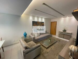 piso em laminado de madeira e janelas com venezianas