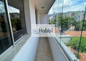 armário e espelho;    Cozinha Funcional: Cozinha com armários modulados
