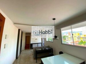 Apartamento com aproximadamente 93m²;   Sala ampla para Dois Ambientes: Sala com piso em granito e varanda;    03 Quartos com Armários Planejados: Quartos com armários planejados e piso em laminado de madeira